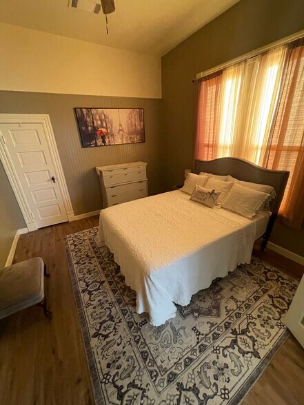 Building Photo - 230 W Myrtle St