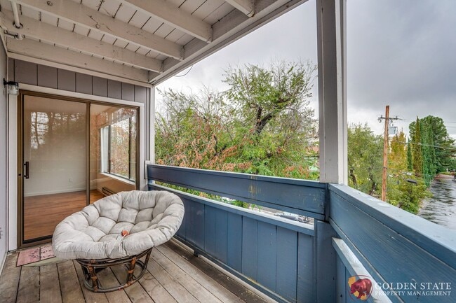 Building Photo - Beautiful Top Floor Condo in Prime Mountain View Location