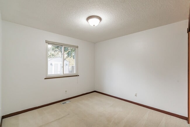 Building Photo - Hyland Hills 5 Bedroom Gem