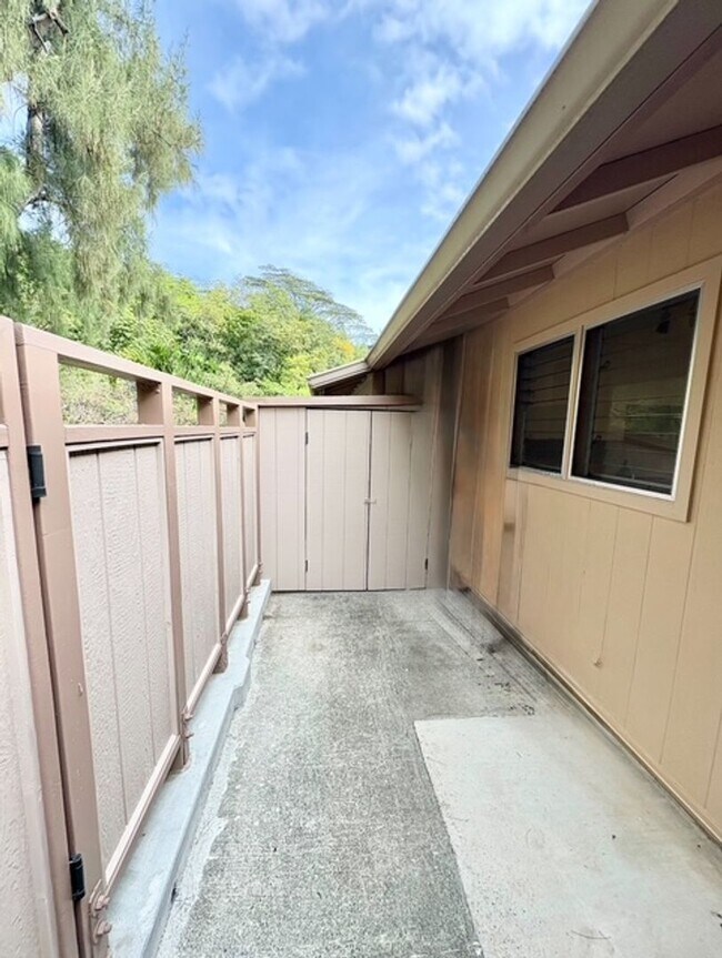 Building Photo - 3 Bedroom, 2 Bathroom Townhouse with a Lak...