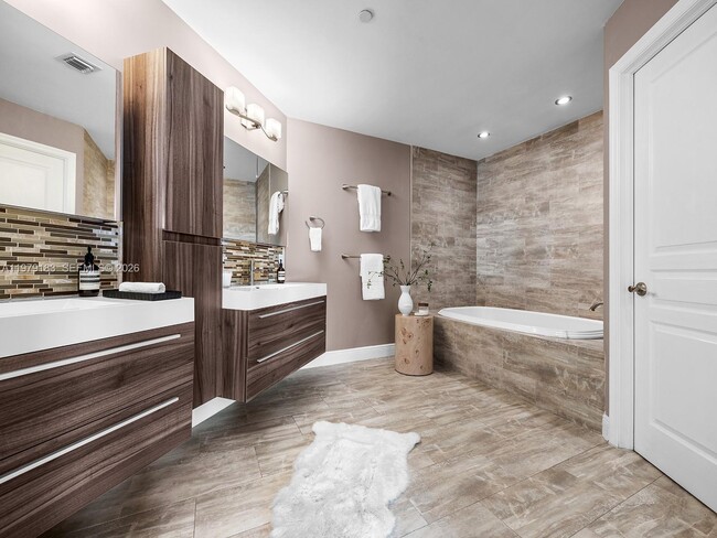 Building Photo - 2645 S Bayshore Dr