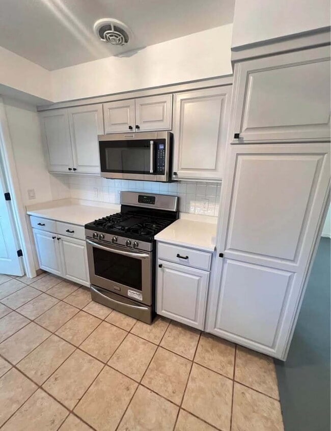 Building Photo - "Private Room with a shared bathroom (1 other room) locate in the Heart of Washington, UT!"