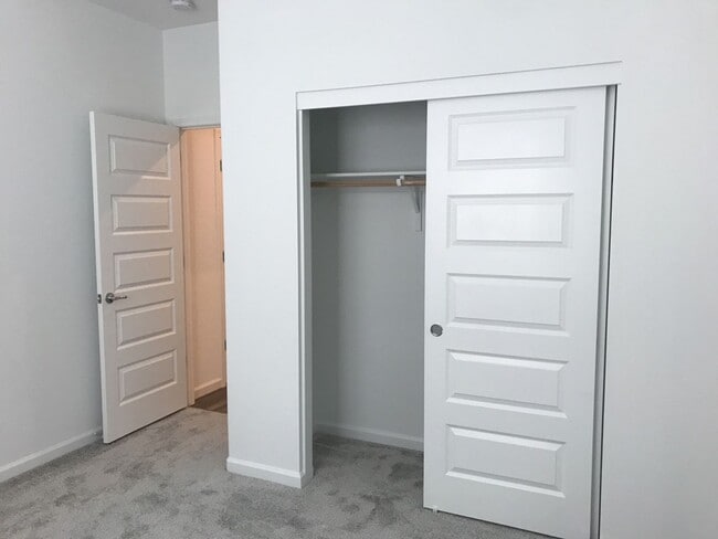 Building Photo - New neighborhood 1 Bedroom 1 bath unit