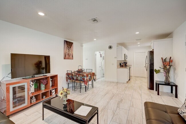 Building Photo - 2 Bed / 1 Bath Cozy Downtown Duplex Apartment