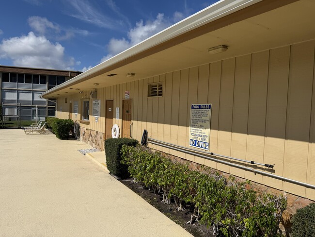 Building Photo - 600 Village Green Ct