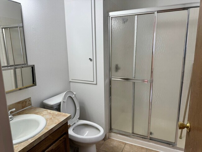 Building Photo - 4400 Everton Dr