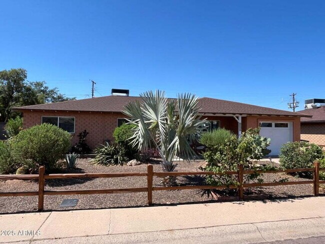 Building Photo - "Charming 2-Bed, 2-Bath Retreat in Heart of Scottsdale – Your Perfect Desert Oasis!"