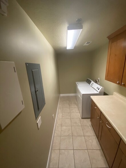 Laundry Room - 88 S 900 E