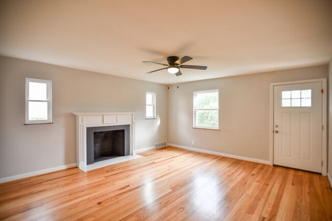 Building Photo - Zinsle Flats