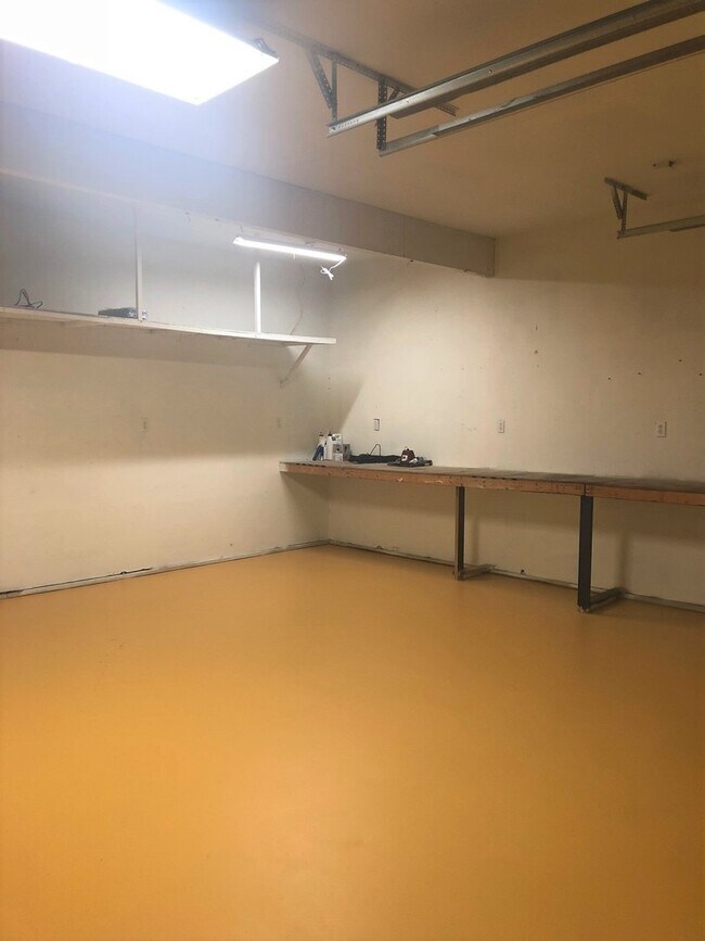 Building Photo - NICE 1 BEDROOM, 1.5 BATH CARRIAGE HOUSE IN BAYVIEW ESTATES!!