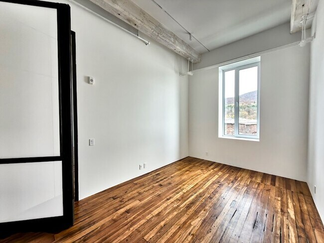 Building Photo - 520 State Rd