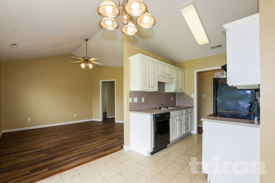 Building Photo - 2125 Sebastiani Dr