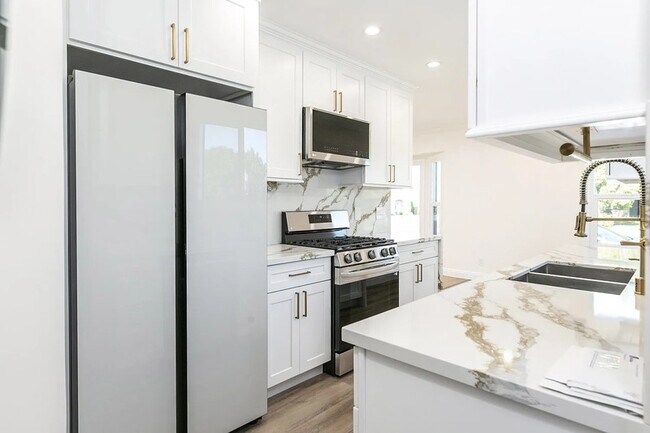Building Photo - 826 Highland Ave