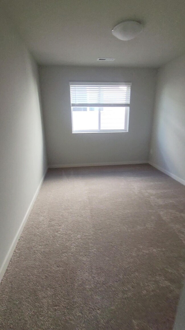 Building Photo - 20683 NE Town Dr