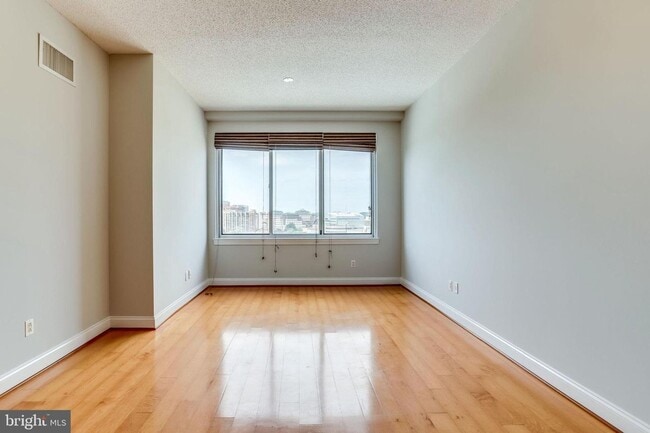 Building Photo - 1 bedroom 1 Bath - Highrise Luxury Living ...