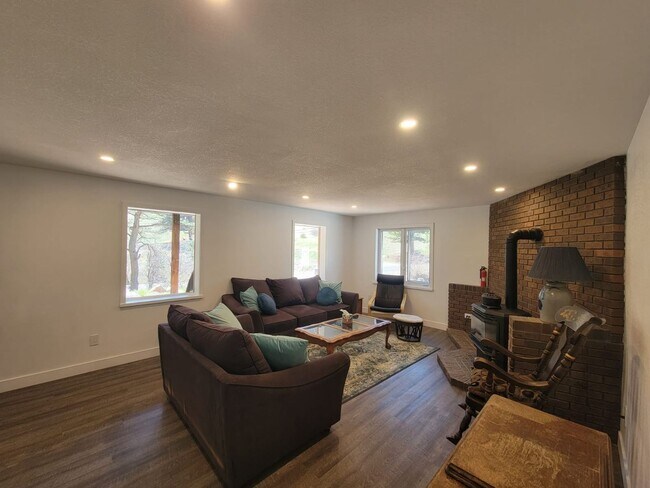 Building Photo - Spacious 4-bedroom + study home; Includes Hot tub and Pool Table - Avail. Now!