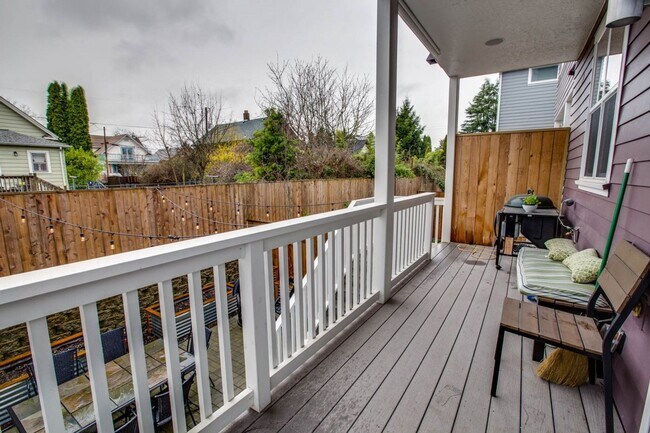 Building Photo - Close In NE Portland- Modern Townhome Across from Wholefoods and Starbucks