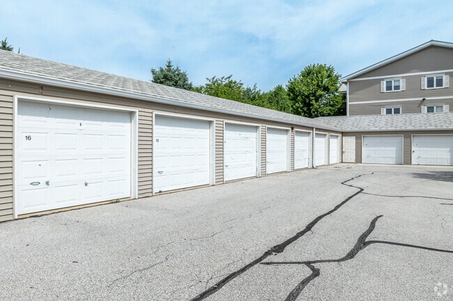 Building Photo - Oak Crossing