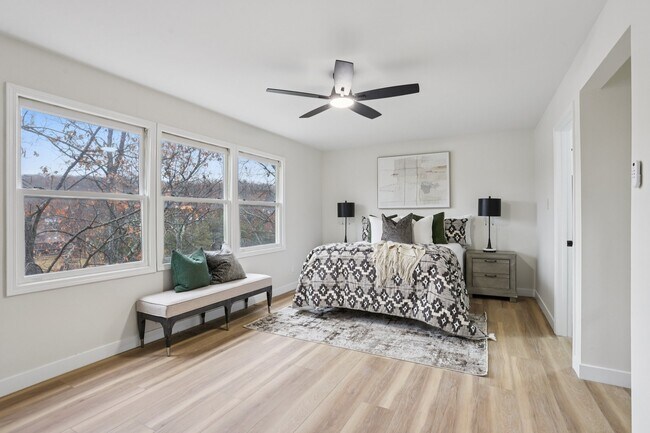 Building Photo - 1357 Lake Sherwood Dr