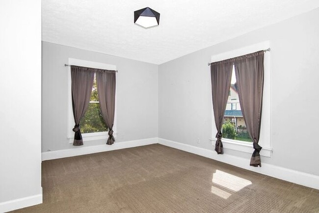 Building Photo - Classic Remodeled Townhome in Windsor Park