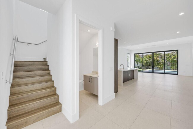 Building Photo - 655 Kingsbridge St