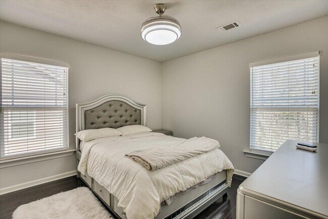 Building Photo - 685 Red Cedar Ct