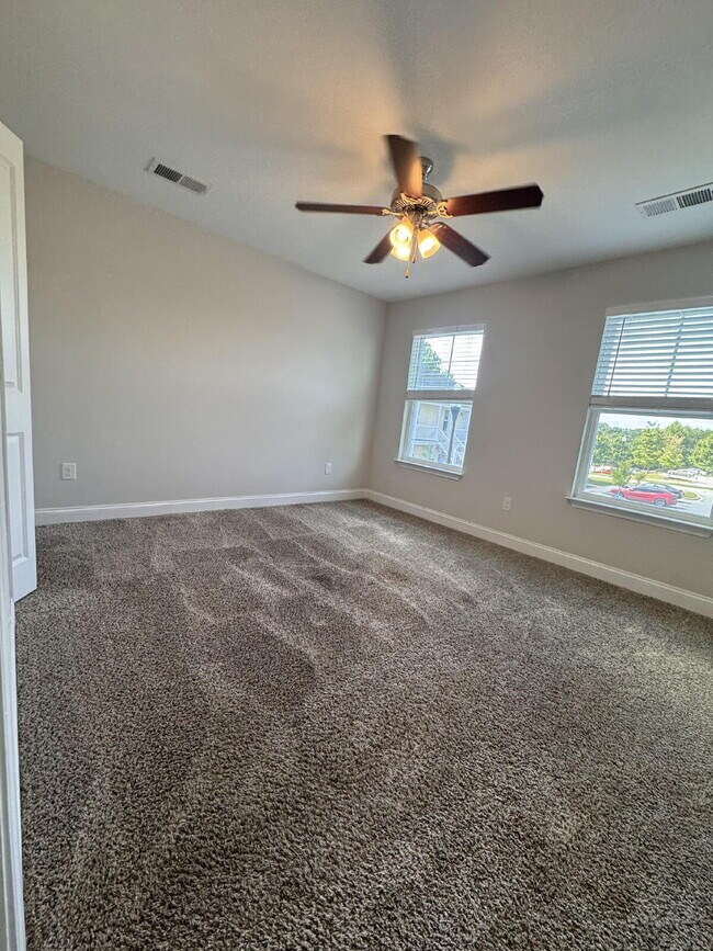 Building Photo - Sign a 12-month lease now and receive the ...