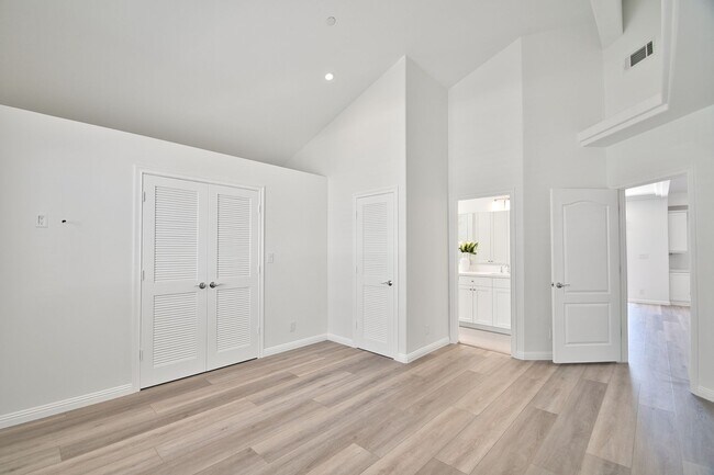 Building Photo - Beautiful Ocean View Townhome with Remodel...