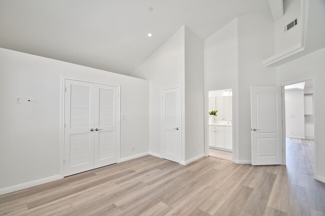Building Photo - Ocean View 3 Bedroom Like-New Townhome in ...