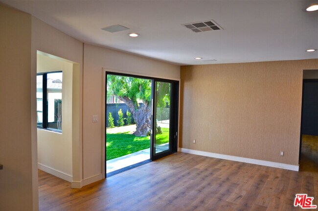 Building Photo - 3116 W 81st St