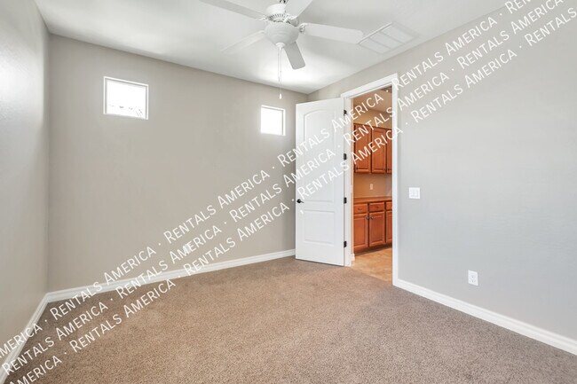Building Photo - GORGEOUS 4/2.5 + DEN with Spa in Chandler!