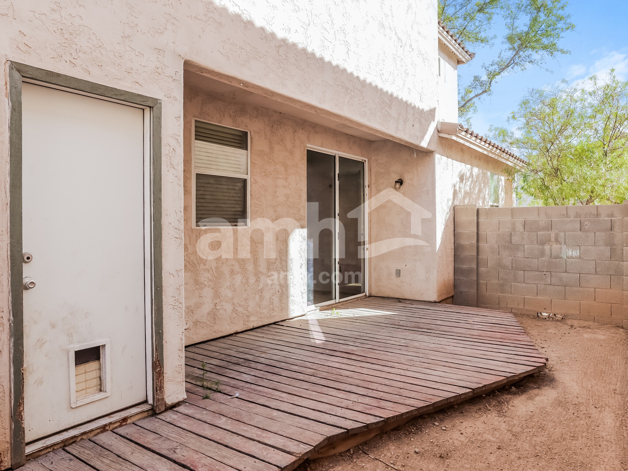 Building Photo - 10010 W Winslow Ave