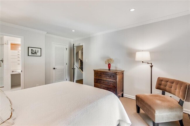 Building Photo - 1100 Kingston Dr NE