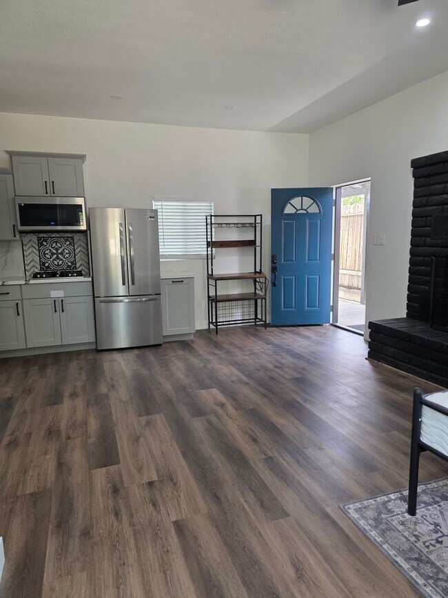 Building Photo - Great Family home in family neighborhood~b...
