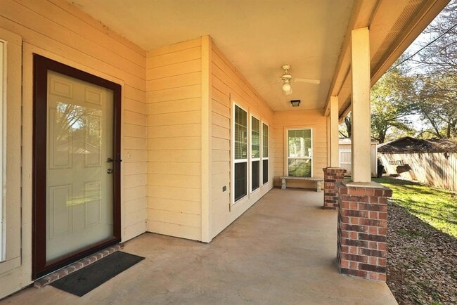 Building Photo - 2215 Penick Rd