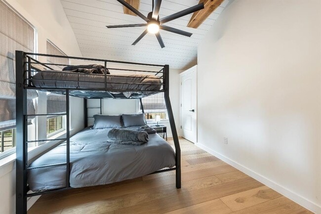 Building Photo - 2319 Santa Rita St