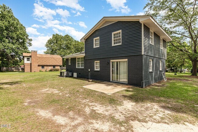 Building Photo - 806 Primrose St