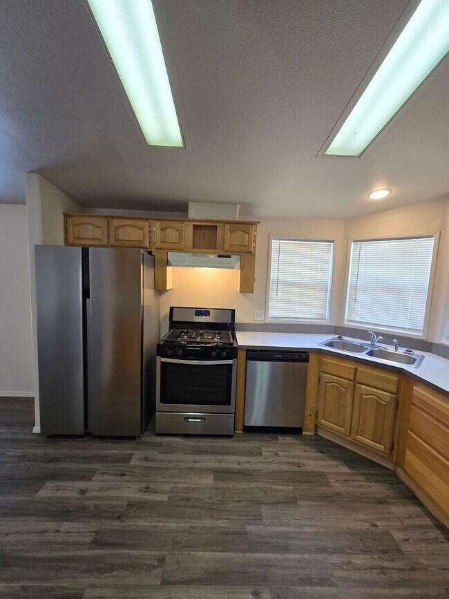 Building Photo - Pet Friendly 3bed : 2bath home w/ Garage &...