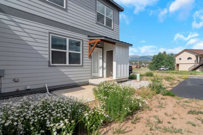 Building Photo - Charming 3BR Townhome in Fraser