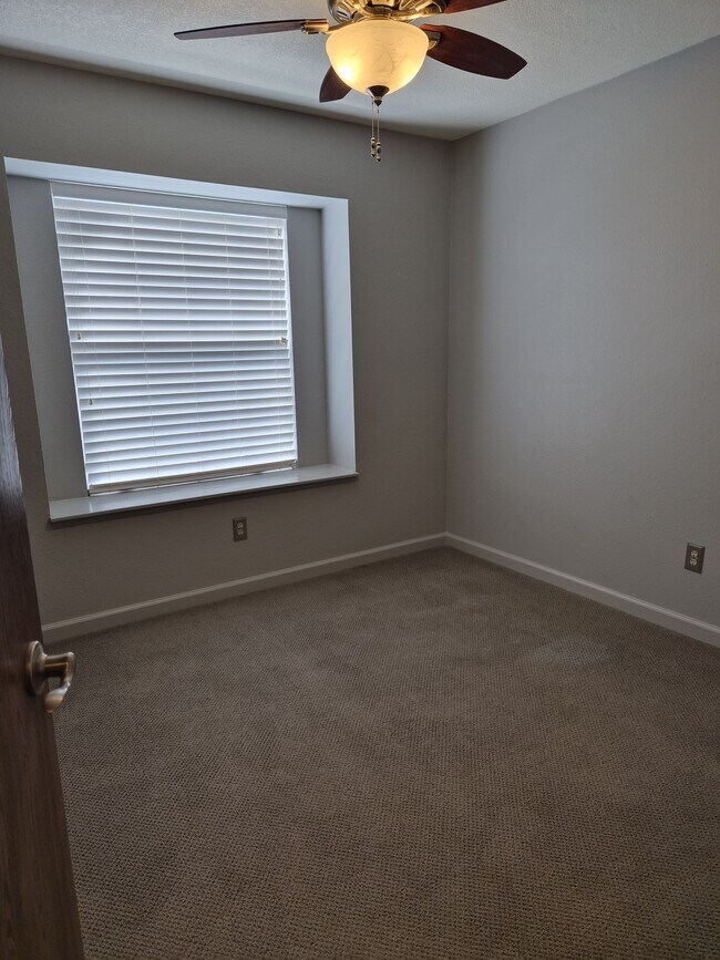 Building Photo - 376 E Sycamore Ave