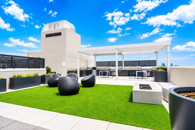 Building Photo - 701 Richmond Ave