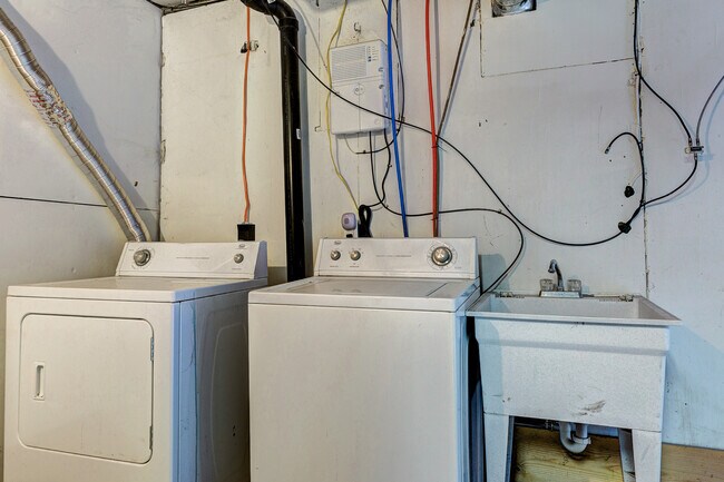 Building Photo - AVAILABLE AUGUST 2026 - Beautiful 3 Bedroom Home w/ OFF-STREET PARKING & Deck!