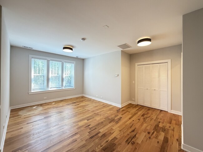 Building Photo - 643 W Wrightwood Ave