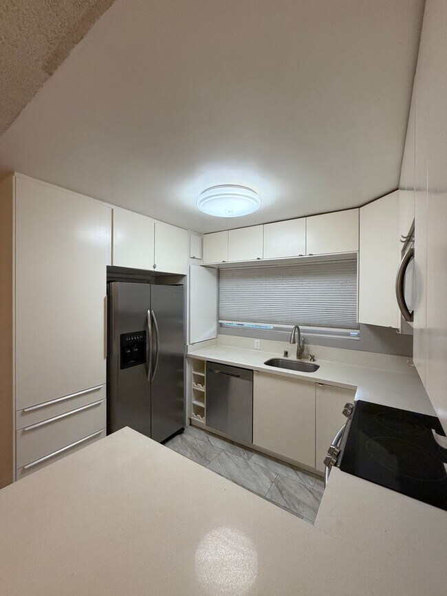 Building Photo - Newport Ave