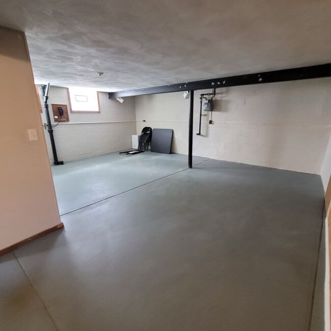 Building Photo - West Boulevard Area 3-Bed, 1-Bath Single-F...