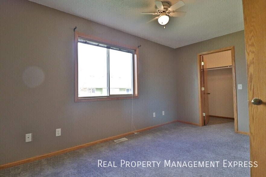 Building Photo - 3 Bed 2 Bath home with Double Garage