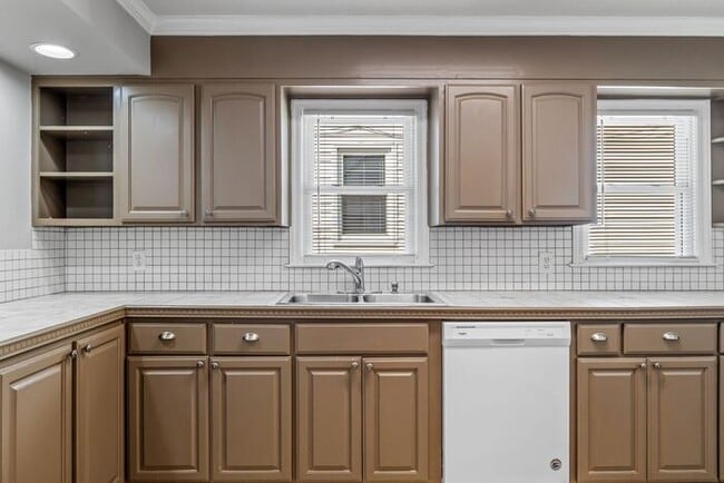 Building Photo - Updated Home- Near State Street! LR, DR, J...