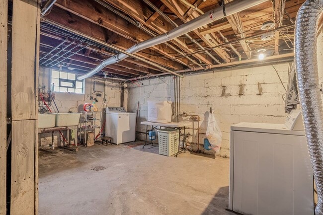 Building Photo - Spacious 1 Bedroom Apartment with Garage Space in the heart of Bellevue!