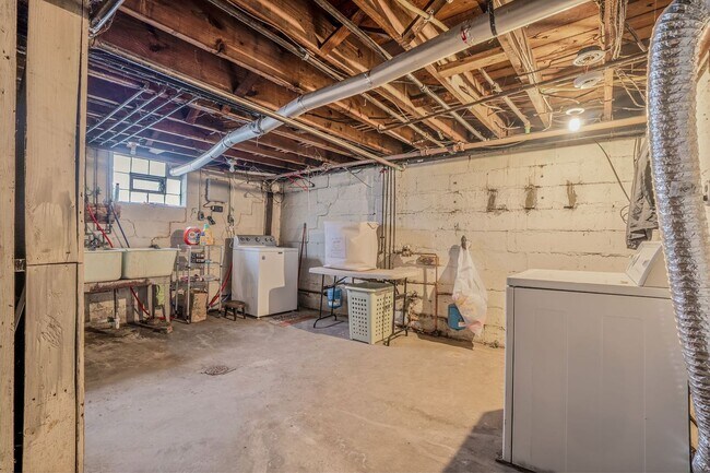 Building Photo - Updated 1 Bedroom with Deck and Garage space!