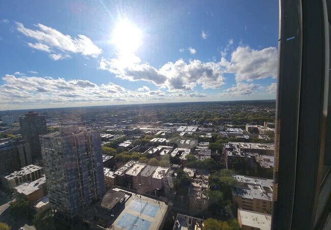 Building Photo - 5415 N Sheridan Rd